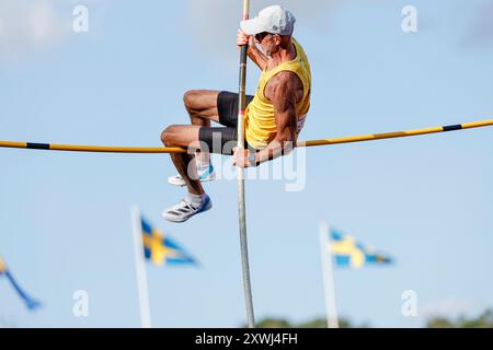 Gothenburg, Suède . 19 août 2024. L'ancienne vedette alpine Ingemar Stenmark participe à la voûte à la perche, m65, lors des Championnats du monde des maîtres d'athlétisme 2024 au Slottsskogsvallen à Gothenburg, en Suède, le 19 août 2024. Stenmark franchit 3 mètres lors de sa deuxième tentative. Photo : Adam Ihse/TT code 9200 crédit : TT News Agency/Alamy Live News Banque D'Images