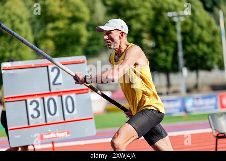 Gothenburg, Suède . 19 août 2024. L'ancienne vedette alpine Ingemar Stenmark participe à la voûte à la perche, m65, lors des Championnats du monde des maîtres d'athlétisme 2024 au Slottsskogsvallen à Gothenburg, en Suède, le 19 août 2024. Stenmark franchit 3 mètres lors de sa deuxième tentative. Photo : Adam Ihse/TT code 9200 crédit : TT News Agency/Alamy Live News Banque D'Images