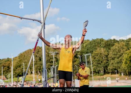 Gothenburg, Suède . 19 août 2024. L'ancienne vedette alpine Ingemar Stenmark participe à la voûte à la perche, m65, lors des Championnats du monde des maîtres d'athlétisme 2024 au Slottsskogsvallen à Gothenburg, en Suède, le 19 août 2024. Stenmark franchit 3 mètres lors de sa deuxième tentative. Photo : Adam Ihse/TT code 9200 crédit : TT News Agency/Alamy Live News Banque D'Images