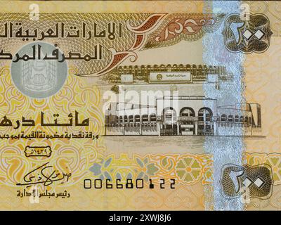 Gros plan sur le stade Zayed Sports City et le bâtiment de la cour de la charia, portrait du billet de banque de 200 Dirhams des Émirats arabes Unis. Banque D'Images