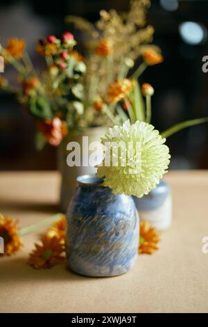 Vase en céramique avec des fleurs sur fond beige. Banque D'Images