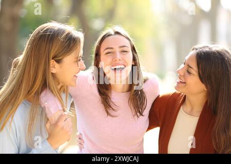 Femme heureuse entre amis avec le sourire parfait vous regarde dans la rue Banque D'Images