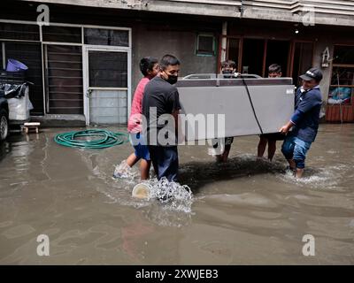 Chalco, Mexique. 19 août 2024. Pendant dix-huit jours consécutifs, de fortes pluies ont touché des milliers de personnes, provoquant des inondations atteignant un mètre et demi de haut ; cela a généré de grandes pertes matérielles et économiques ; parallèlement à cette situation, les eaux usées affectent la santé des habitants du quartier de Culturas de Mexico et des environs le 19 août 2024 à Chalco, État de Mexico, Mexique. (Photo de Josue Perez/Sipa USA) crédit : Sipa USA/Alamy Live News Banque D'Images