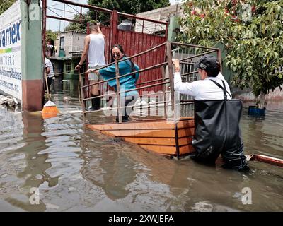 Chalco, Mexique. 19 août 2024. Pendant dix-huit jours consécutifs, de fortes pluies ont touché des milliers de personnes, provoquant des inondations atteignant un mètre et demi de haut ; cela a généré de grandes pertes matérielles et économiques ; parallèlement à cette situation, les eaux usées affectent la santé des habitants du quartier de Culturas de Mexico et des environs le 19 août 2024 à Chalco, État de Mexico, Mexique. (Photo de Josue Perez/Sipa USA) crédit : Sipa USA/Alamy Live News Banque D'Images