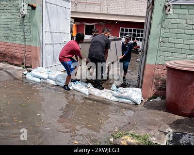 Chalco, Mexique. 19 août 2024. Pendant dix-huit jours consécutifs, de fortes pluies ont touché des milliers de personnes, provoquant des inondations atteignant un mètre et demi de haut ; cela a généré de grandes pertes matérielles et économiques ; parallèlement à cette situation, les eaux usées affectent la santé des habitants du quartier de Culturas de Mexico et des environs le 19 août 2024 à Chalco, État de Mexico, Mexique. (Photo de Josue Perez/Sipa USA) crédit : Sipa USA/Alamy Live News Banque D'Images