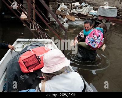 Chalco, Mexique. 19 août 2024. Pendant dix-huit jours consécutifs, de fortes pluies ont touché des milliers de personnes, provoquant des inondations atteignant un mètre et demi de haut ; cela a généré de grandes pertes matérielles et économiques ; parallèlement à cette situation, les eaux usées affectent la santé des habitants du quartier de Culturas de Mexico et des environs le 19 août 2024 à Chalco, État de Mexico, Mexique. (Photo de Josue Perez/Sipa USA) crédit : Sipa USA/Alamy Live News Banque D'Images