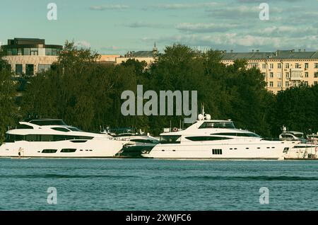 yachts à moteur amarrés dans la marina de la ville Banque D'Images