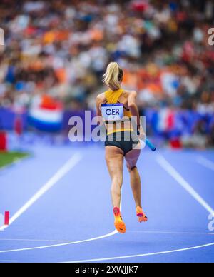 Alica Schmidt participe au relais 4x400 mètres aux Jeux Olympiques de Paris 2024. Banque D'Images