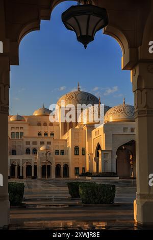 Abu Dhabi, eau - février 28. 2023 : Qasr Al Watan (Palais de la Nation) vu de l'arche avec la lueur du soleil pendant l'heure dorée de l'après-midi Banque D'Images