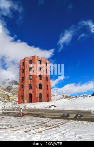 Grisons, Suisse - 12 mars. 2023:la tour rouge du Théâtre Julier sur le col du Julier (2284 m d'altitude) en hiver. Canton de Graubuenden, Switz Banque D'Images