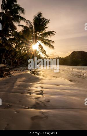 Pittoresque plage d'Anse Volbert au coucher du soleil sur l'île de Praslin, Seychelles Banque D'Images