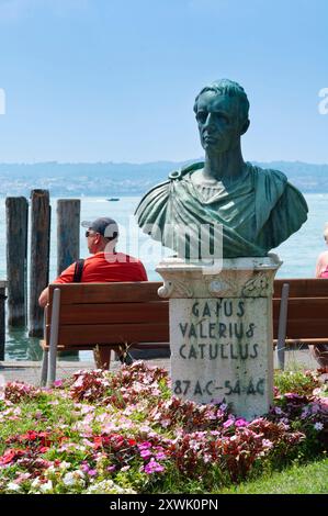 Italie, Lombardie, Lac de Garde, Sirmione, buste du poète romain Gaius Valerius Catullus Monument Banque D'Images