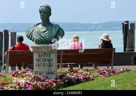 Italie, Lombardie, Lac de Garde, Sirmione, buste du poète romain Gaius Valerius Catullus Monument Banque D'Images