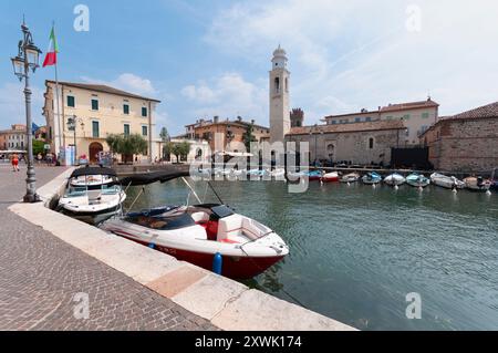 Italie, Vénétie, Lac de Garde, Lazise, petit port Banque D'Images