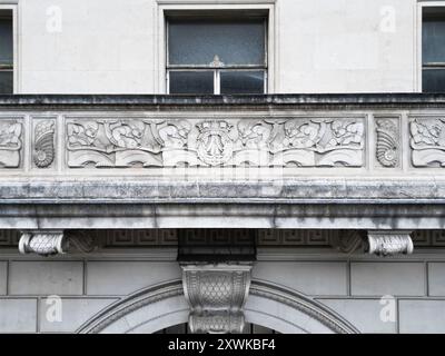 Vue drone à hauteur des yeux des sculptures en relief sur l'ancien bâtiment de Martins Bank sur Water St Liverpool Banque D'Images