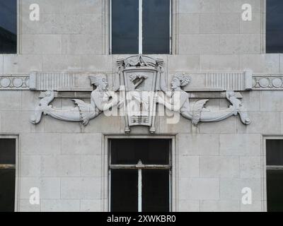 Vue drone à hauteur des yeux des sculptures en relief sur l'ancien bâtiment de Martins Bank sur Water St Liverpool Banque D'Images