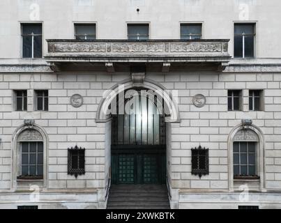 Vue drone à hauteur des yeux des sculptures en relief sur l'ancien bâtiment de Martins Bank sur Water St Liverpool Banque D'Images