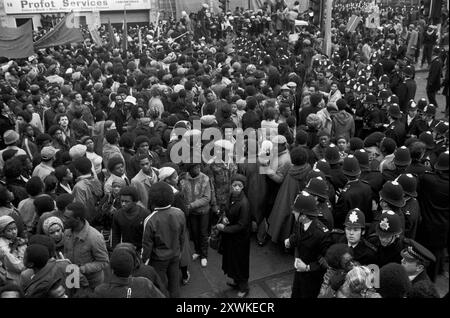 Journée d'action des Noirs marche vers le West End de Londres depuis Fordham Park, au sud de Londres. Manifestation due à l'inaction sur le New Cross Fire. Un incendie de maison qui a tué 13 jeunes Noirs lors d’une fête d’anniversaire à New Cross, dans le sud-est de Londres, dimanche 18 janvier 1981. Westminster, Londres, Angleterre 2 mars 1981 1980s UK HOMER SYKES Banque D'Images