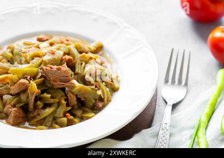 Haricots verts avec viande et plat de tomates dans l'assiette, cuisine turque traditionnelle Banque D'Images