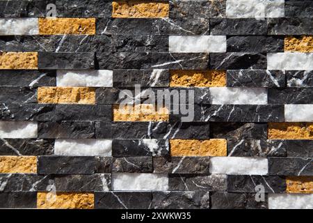 Le fond de texture de mur de marbre organique noir blanc et beige découpé rectangulaire peut être, carrelage sans couture aligné Banque D'Images