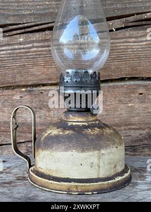 Une lampe à kérosène vintage sur la toile de fond d'un vieux hangar à bois. Gros plan Banque D'Images