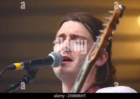 Green Man Festival, Brecon Beacons, pays de Galles, Royaume-Uni. 17 août 2024. Tapir ! Au Green Man Festival. Tapir ! Est un groupe de six musiciens indie folk de Londres. Sur la photo : IKE Gray - voix, guitare. Crédit : Nidpor/EMPICS/Alamy Live News Banque D'Images