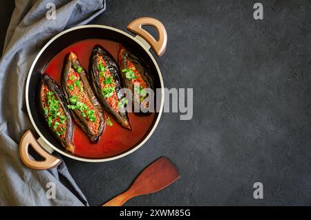 Nourriture turque traditionnelle aubergine farcie, viande, tomate et épices, karniyarik Banque D'Images