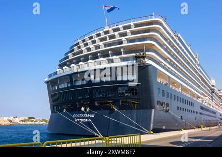Le navire de croisière Oosterdam, propriété de Holland America, a accosté au port de Rhodes, en Grèce Banque D'Images