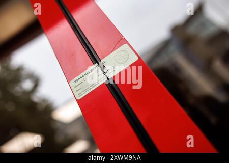 Munich, Allemagne. 20 août 2024. Un sceau de police est visible à l'entrée d'un supermarché dans le quartier de Sendling à Munich. Une femme a été abattue lundi soir par la police au supermarché après avoir attaqué les policiers avec un couteau. Crédit : Matthias Balk/dpa - ATTENTION : nom(s) ont été pixélisés pour des raisons légales/dpa/Alamy Live News Banque D'Images