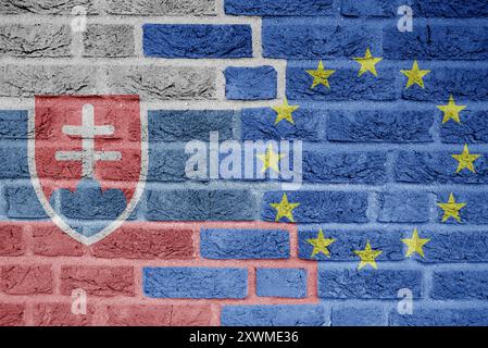 Drapeaux de l'Union européenne et de la Slovaquie peints sur un vieux mur de briques Banque D'Images