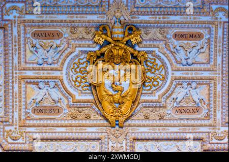 CITÉ DU VATICAN - 13 JANVIER 2019 : les armoiries du pape Paul V sur le plafond du porche d’entrée de la basilique Pierre, le 13 janvier au Vatica Banque D'Images