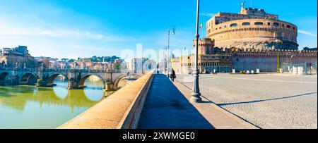 Magnifique château du Saint Ange (Castel Sant'Angelo) est l'un des monuments les plus connus de Rome, situé sur la rive du Tibre, en Italie Banque D'Images