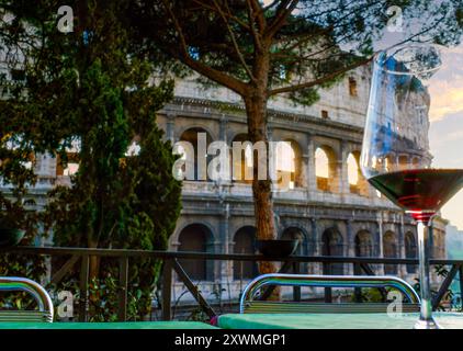 Passez la soirée avec un verre de vin dans un restaurant avec vue sur le Colisée, Rome, Italie Banque D'Images