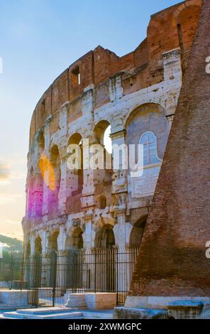 Magnifique Colisée avec ses murs de pierre est l'un des monuments les plus remarquables de Rome, Italie Banque D'Images