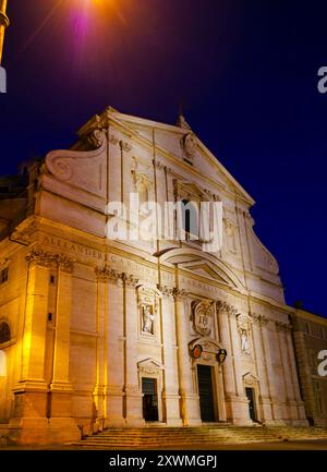 Illumination nocturne de l'église du Gesu (Chiesa del Gesu) sur la Piazza del Gesu, Rome, Italie Banque D'Images