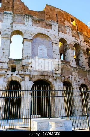 Magnifique Colisée avec ses murs de pierre est l'un des monuments les plus remarquables de Rome, Italie Banque D'Images