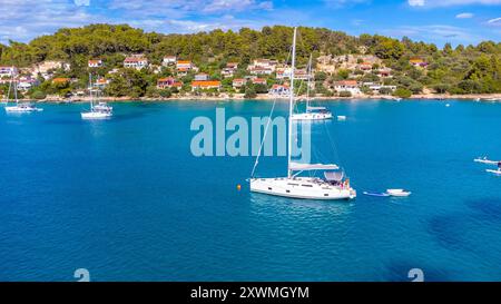 Drone vue de yachts amarrés sur des bouées près de la rive dans la baie d'Uvala Gradina près de la ville de Vela Luka sur l'île de Korcula en Croatie Banque D'Images