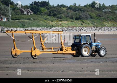 Tracteur travaillant sur la plage Banque D'Images