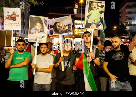 Gaziantep, Turkiye. 20 août 2024. Gaziantep, Turkiye. 19 août 2024. Des manifestants turcs détiennent des images d'enfants de Gaza lors d'une manifestation devant le café Starbucks à Gaziantep, dans le sud de Turkiye. Les manifestants ont appelé au boycott des entreprises qui soutiennent Israël, y compris Starbucks et Burger King (crédit image : © Stringer/IMAGESLIVE via ZUMA Press Wire) À USAGE ÉDITORIAL EXCLUSIF ! Non destiné à UN USAGE commercial ! Banque D'Images