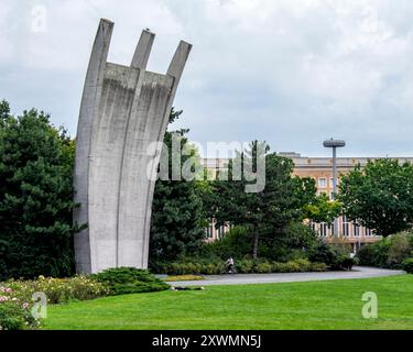 Monument du pont aérien de Berlin (Luftbrückendenkmal) conçu par Eduard Ludwig et érigé en 1951 sur la Platz Der Luftbrück, Tempelhof-Schöneberg, Berlin, Allemagne Banque D'Images