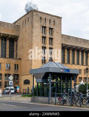 U Paradestrasse, entrée de la gare à l'ancien aéroport Tempelhof, Tempelhofer Flughaven terminal bâtiment, Tempelhof-Schöneberg, Berlin, Allemagne Banque D'Images