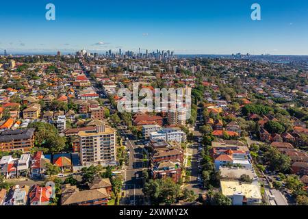 Banlieue de Bondi dans le sud de Sydney. Photo aérienne de Bondi par drone avec Sydney CBD et Harbour Bridge au loin Banque D'Images