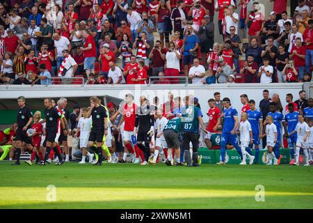 19.08.2024, DFB POKAL R1 : Kickers Offenbach vs 1. FC Magdeburg, joueurs des deux équipes marchant dans le stade, Stadion am Bieberer Berg. Banque D'Images