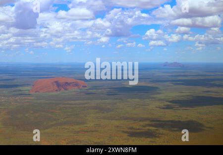 Vue aérienne d'Uluru et de Kata Tjuta depuis le disatnce, Red Centre, territoire du Nord, Australie Banque D'Images