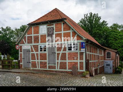 Sittensen, basse-Saxe, Allemagne, 17 juillet 2024 - Maison de campagne à colombages avec façades en briques Banque D'Images