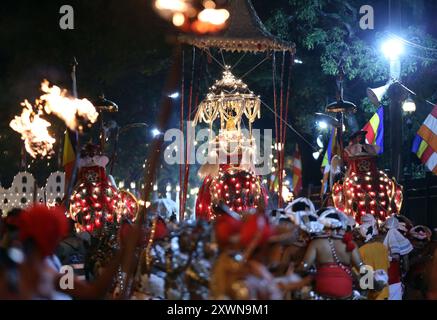 Kandy, Sri Lanka. 19 août 2024. Les danseurs se produisent lors d'une procession célébrant le festival Esala Perahera à Kandy, Sri Lanka, le 19 août 2024. Esala Perahera est l'un des plus grands festivals bouddhistes au Sri Lanka, avec une histoire de plus de 1 000 ans. Le festival de cette année s'est tenu du 10 au 20 août. Crédit : Ajith Perera/Xinhua/Alamy Live News Banque D'Images