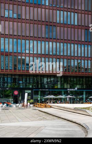 Hambourg, Allemagne, 18 juillet 2024 - immeuble de bureaux contemporain avec place et terrasse de restaurant à Hafencity Banque D'Images