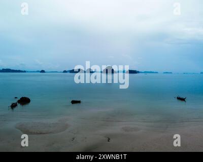 Vue aérienne depuis la plage Tub Kaek à Krabi avec la baie de Phang Nga en face et certaines de ses îles emblématiques comme Koh Hong Banque D'Images