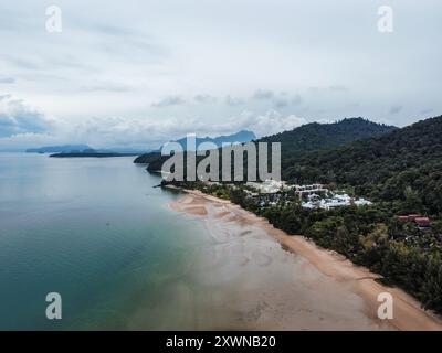 Vue aérienne de la plage Tub Kaek à Krabi avec des stations de luxe près de la plage et des montagnes calcaires en arrière-plan Banque D'Images