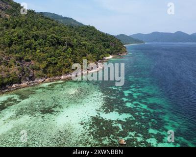 Vue aérienne de Koh Ra Wi, ses magnifiques récifs coralliens et ses eaux turquoises Banque D'Images